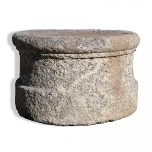Base antica in pietra. Epoca 1800.